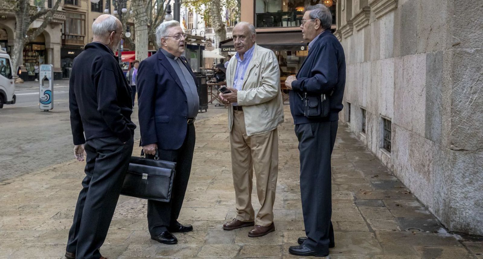 Varios de los religiosos agredidos, ayer antes de declarar en la vista. 