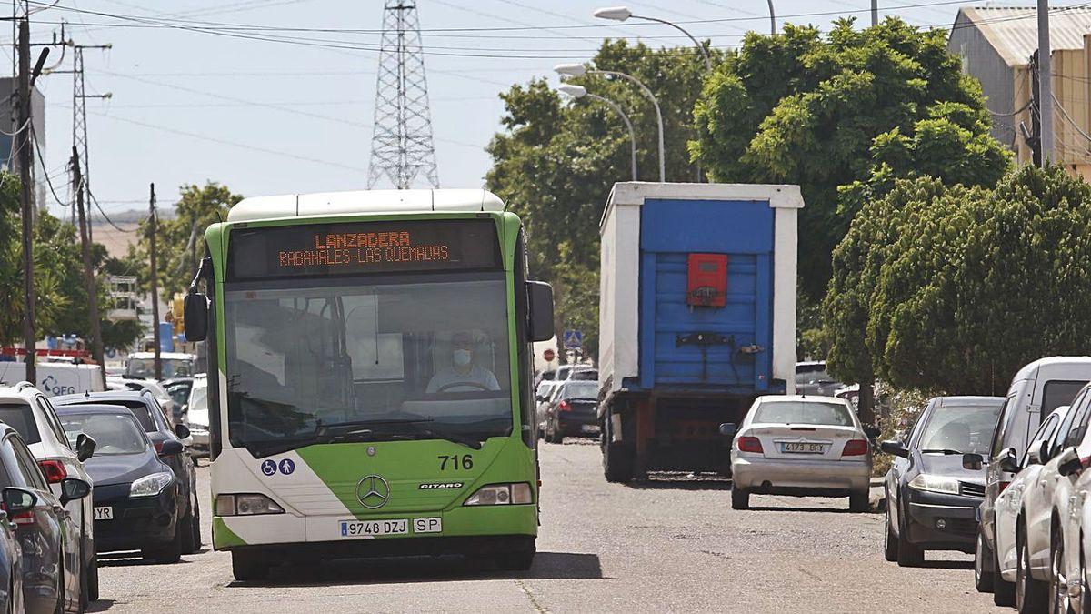 Un autobús de Aucorsa de la ruta al polígono de las Quemadas.