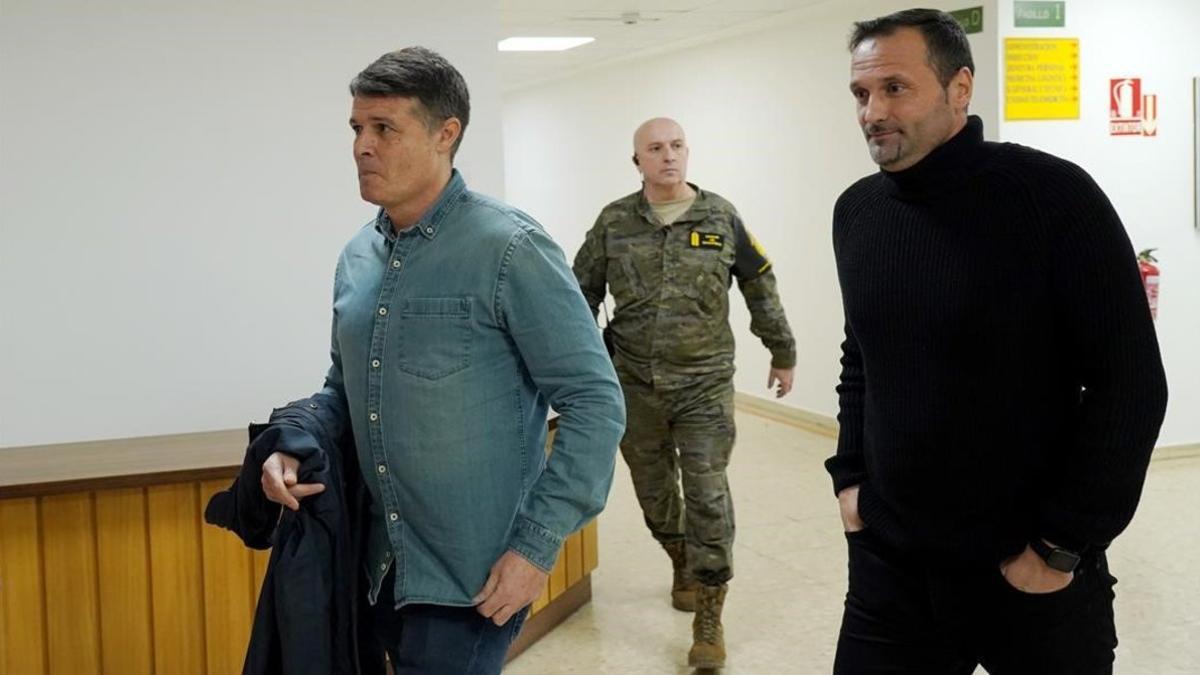 Pedro Morilla, izquierda, y Oliver Cuadrado, en el hospital Gómez Ulla acompañados por un militar.