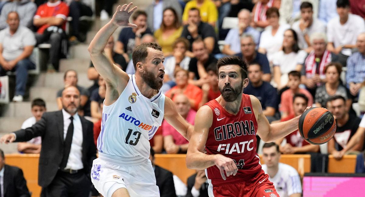 Sergio Rodríguez defiende a Josep Franch en el partido en Fontajau