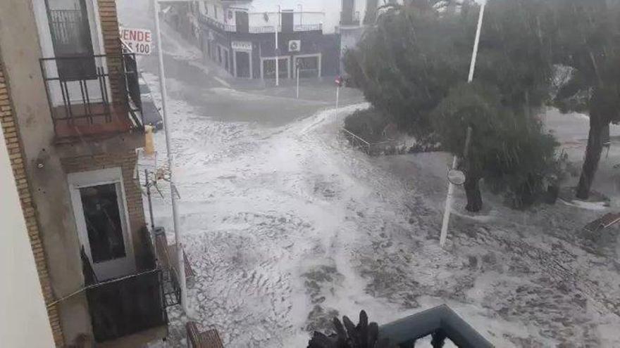 Caen fuertes tormentas con granizadas en Navalvillar de Pela, Castuera y Feria