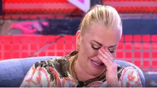 Belén Esteban se rompe en directo tras anunciar que esta importante etapa de su vida llega a su fin: "Toca hacer maletas"