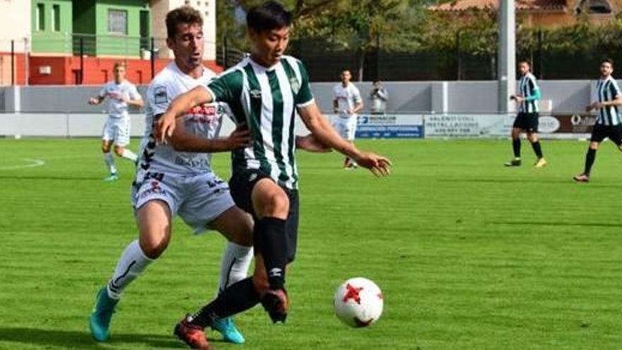 Paik en una acció del triomf d&#039;ahir al Municipal entre el Peralada i el Peña Deportiva.