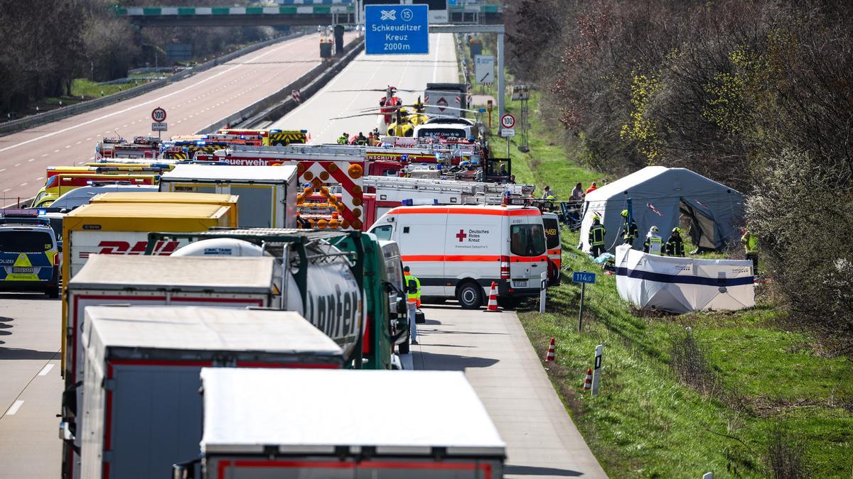 Despliegue de los servicios de emergencia tras un accidente de tráfico cerca de Leipzig