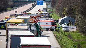 Despliegue de los servicios de emergencia tras un accidente de tráfico cerca de Leipzig