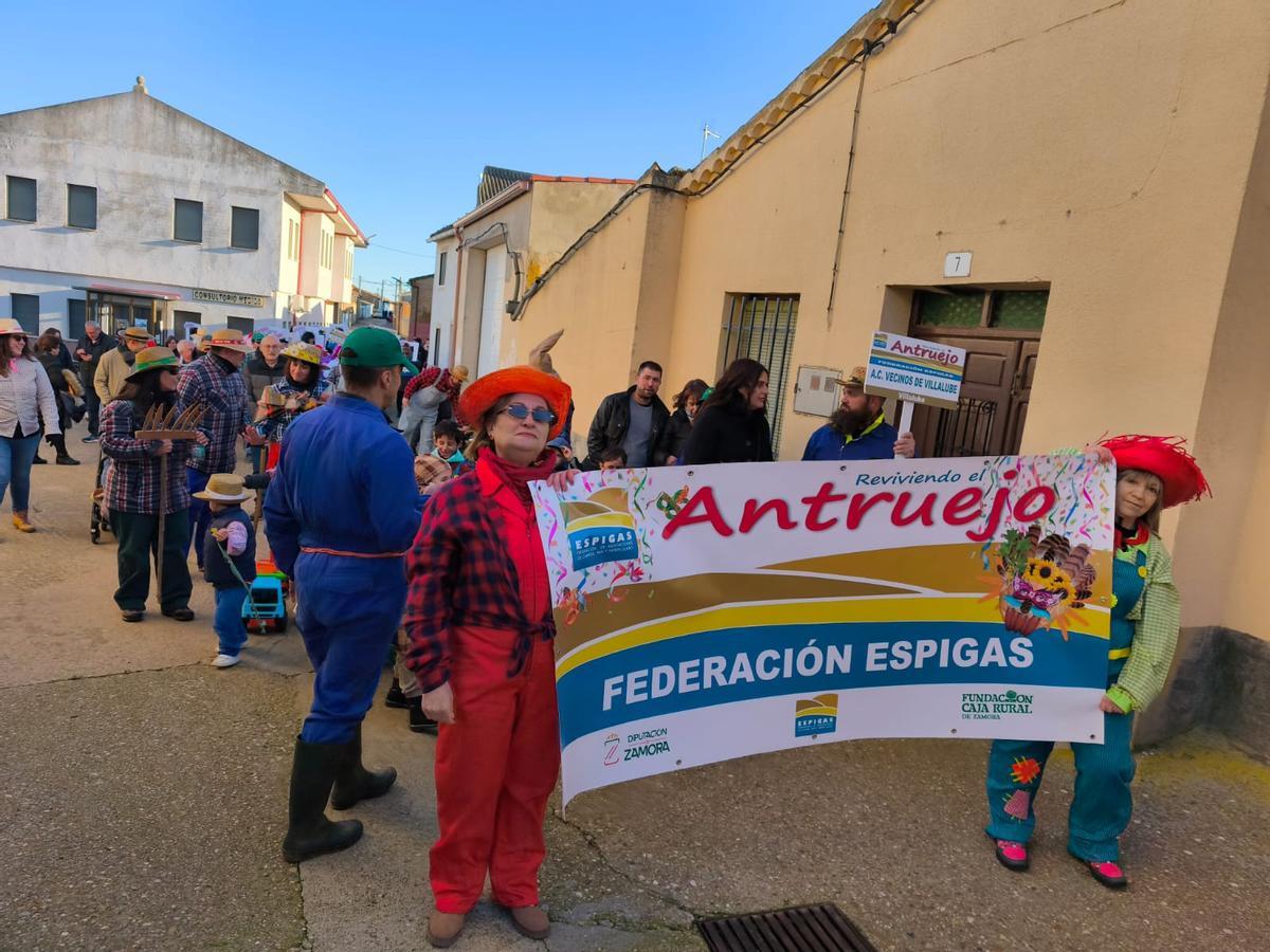 El Antruejo de Espigas recorre las calles de Villalube