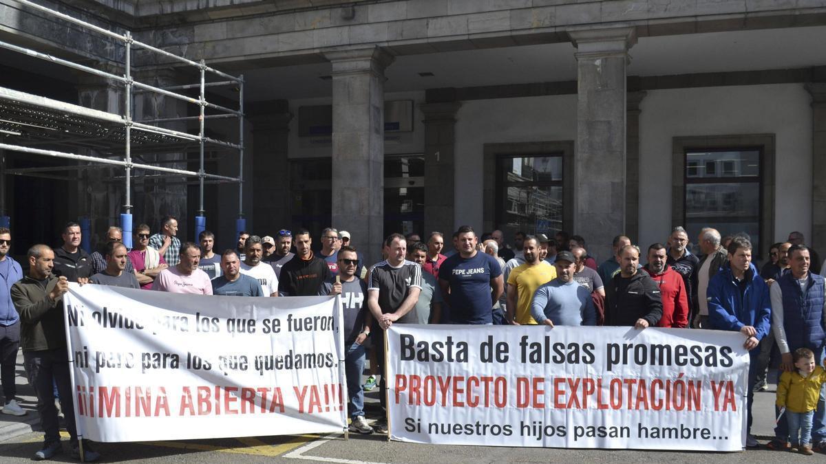 En imágenes: Los trabajadores de Vega de Rengos se concentran frente a Delegación de Gobierno