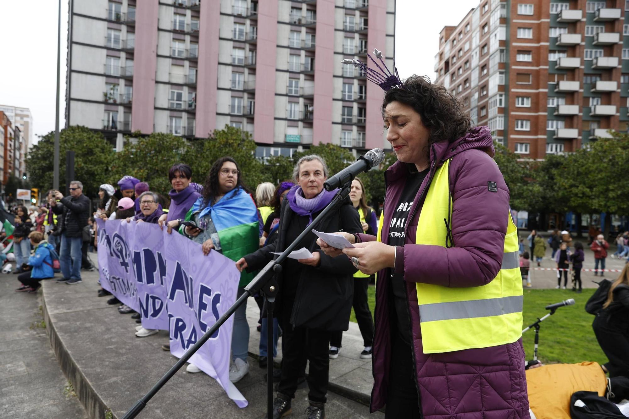EN IMÁGENES: Carrozas, batucada y pancartas: así ha sido la multitudinaria manifestación del 8M en Asturias