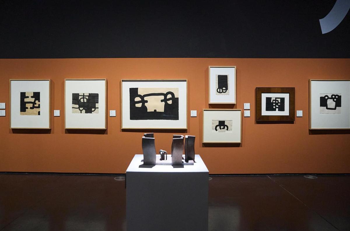 El diálogo entre materia, luz y espacio articula el recorrido de 'Eduardo Chillada. Soñar el espacio'.