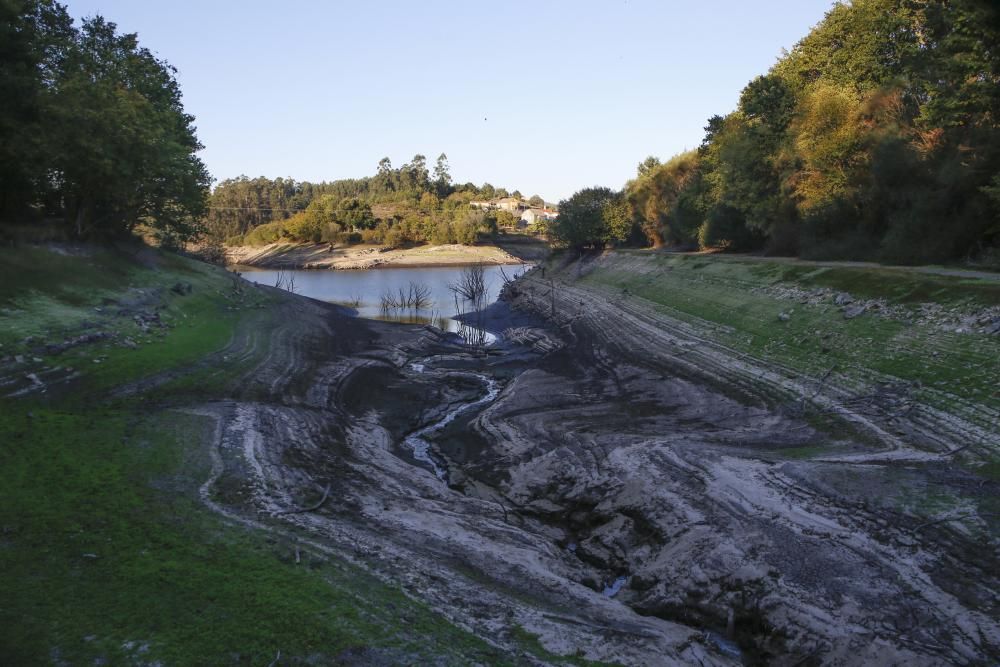 El embalse de Eiras perdió desde julio el 40,5% de su volumen de agua, pero todavía permanece por encima de sus mínimos históricos registrados en 2011.