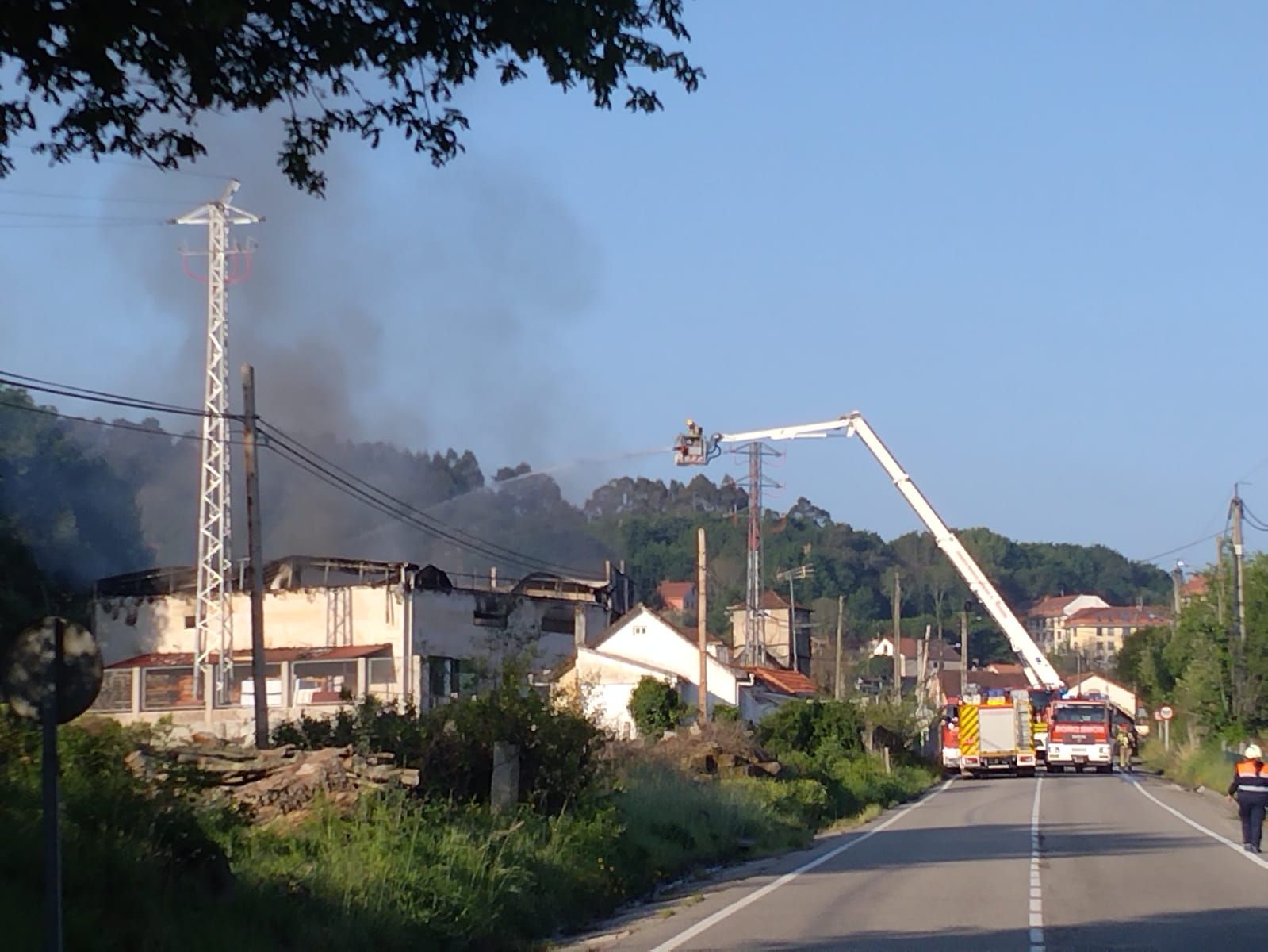 Incendio en una nave industrial de Mondariz