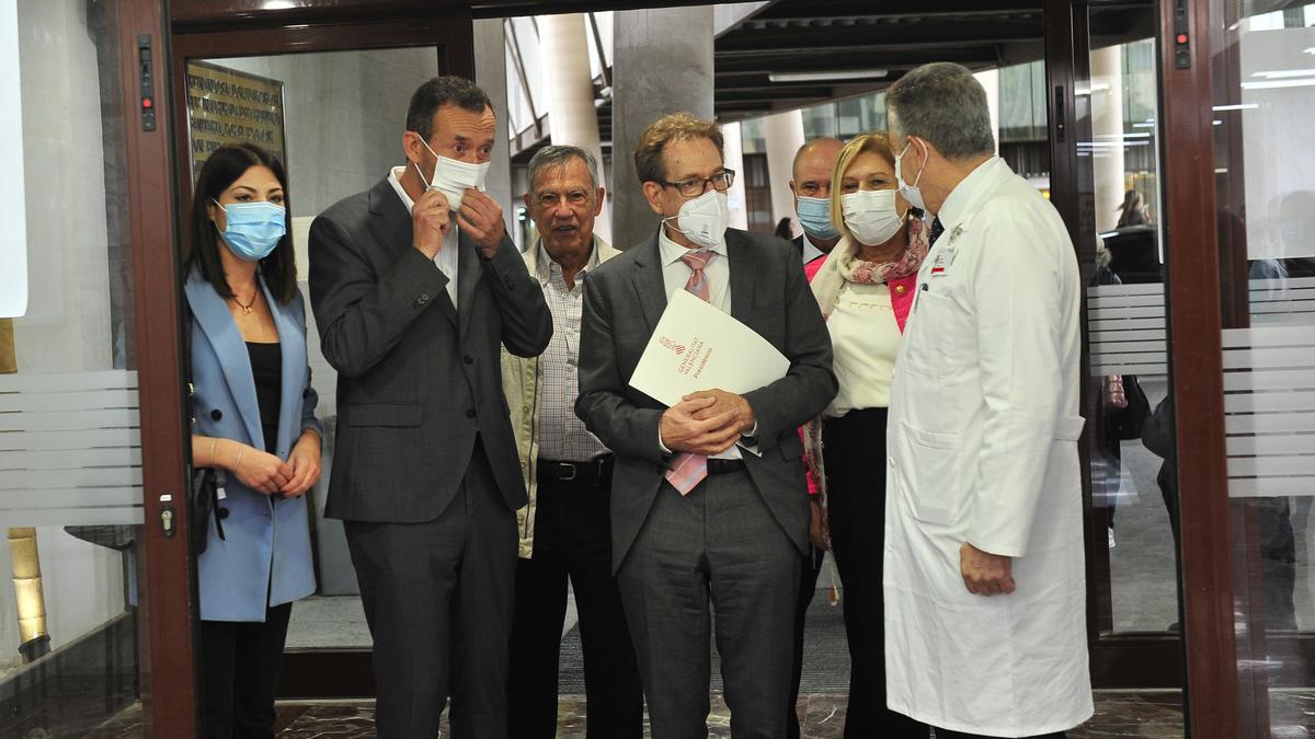 Visita del conseller de Sanidad, Miguel Mínguez, al Hospital General de Elche