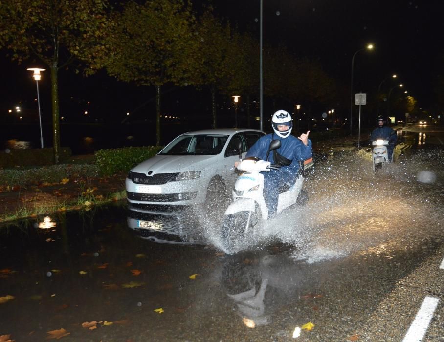 Balsa de agua en avenida de Buenas Aires en Pontevedra // Gustavo Santos