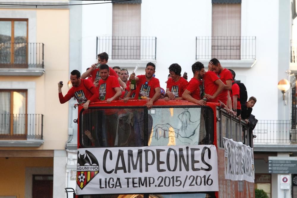 El Atlético Saguntino celebra el título de campeón por todo lo alto