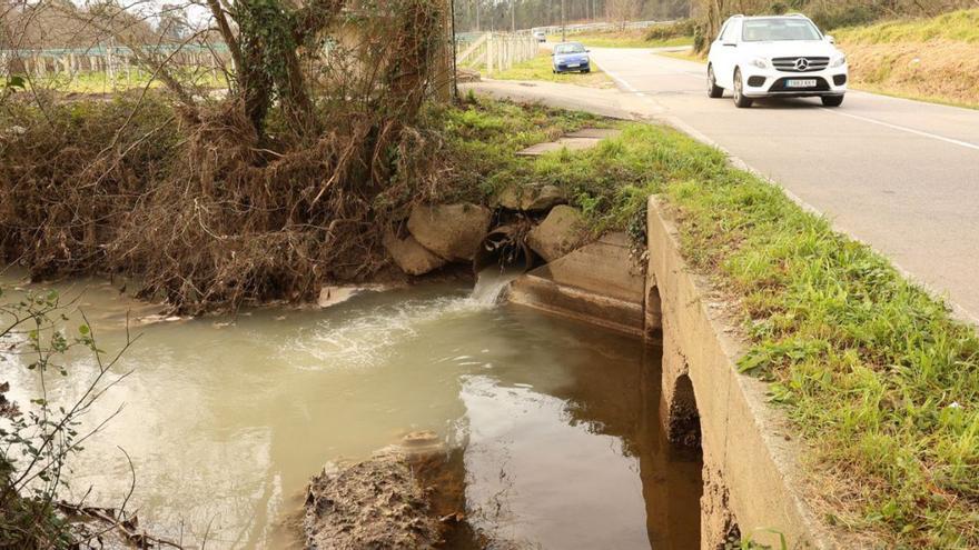 Aliviadero de Cabanelas vertiendo aguas fecales a un pequeño afluente del río Umia.