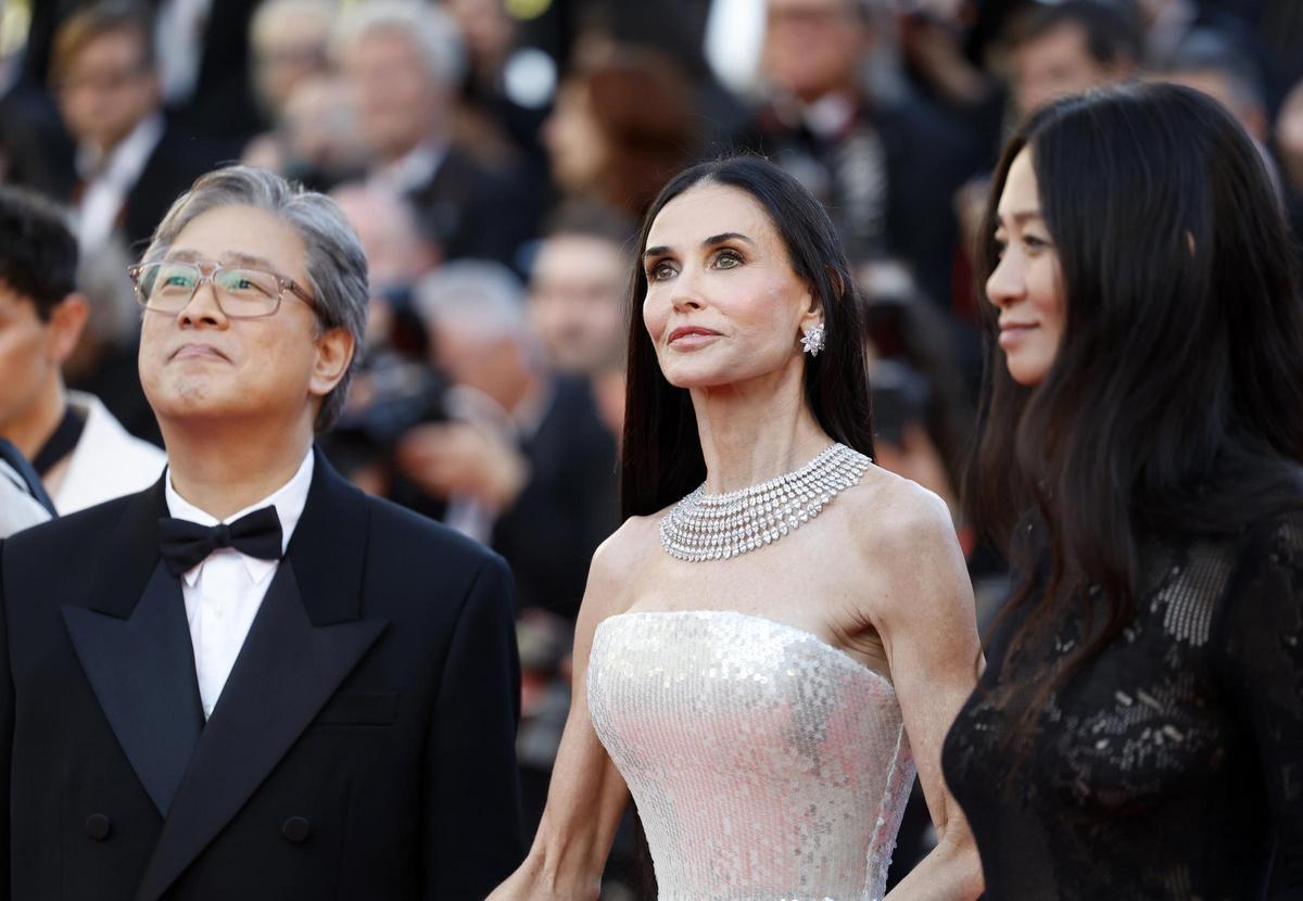 Demi Moore, con Park Chan-wook, presidente del jurado de Cannes, y la cineasta Chloé Zhao.