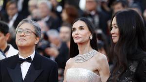Demi Moore, con Park Chan-wook, presidente del jurado de Cannes, y la cineasta Chloé Zhao.