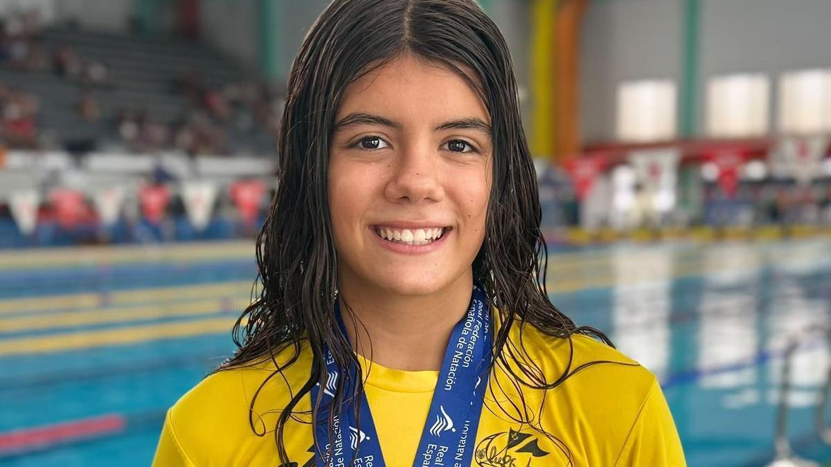 Renée Álvarez con las dos medallas conseguidas este sábado.