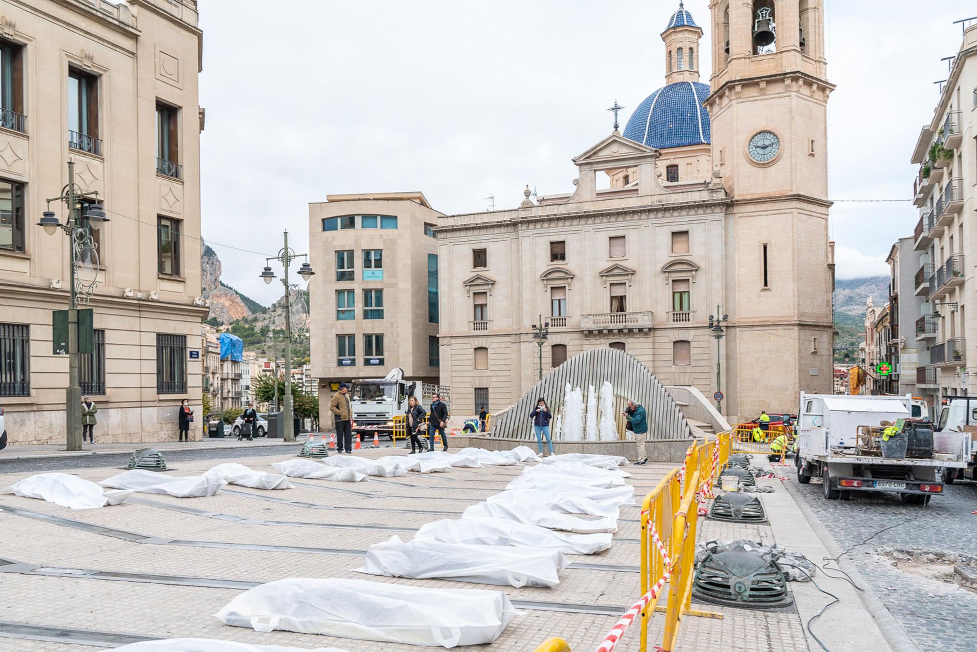 La artista Virginia Jordá pone en escena una "performance" con 38 mujeres envueltas en sudarios ocupando la plaza de España, como homenaje a las asesinadas a lo largo del año