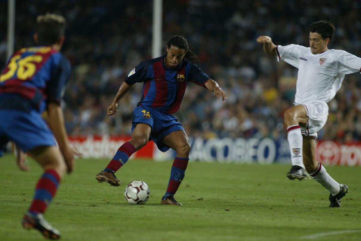 Ronaldinho, en acción frente a Pep Lluís Martí