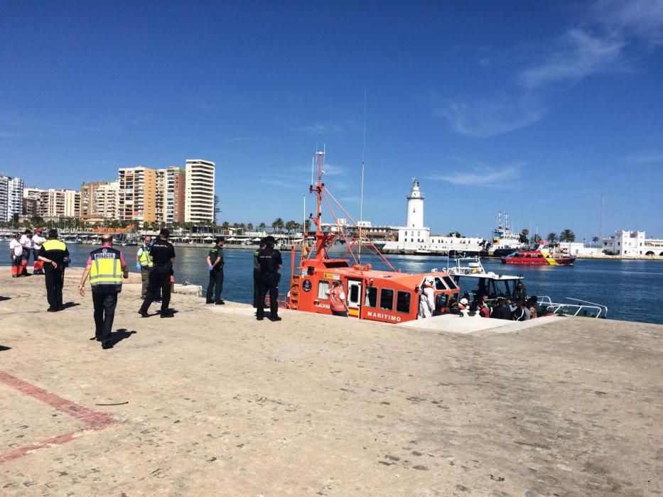 Llega una patera al puerto de Málaga