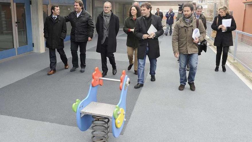 Alcalde y conselleiro (segundo y tercero por la izquierda) visitan, ayer, el nuevo edificio. la opinión