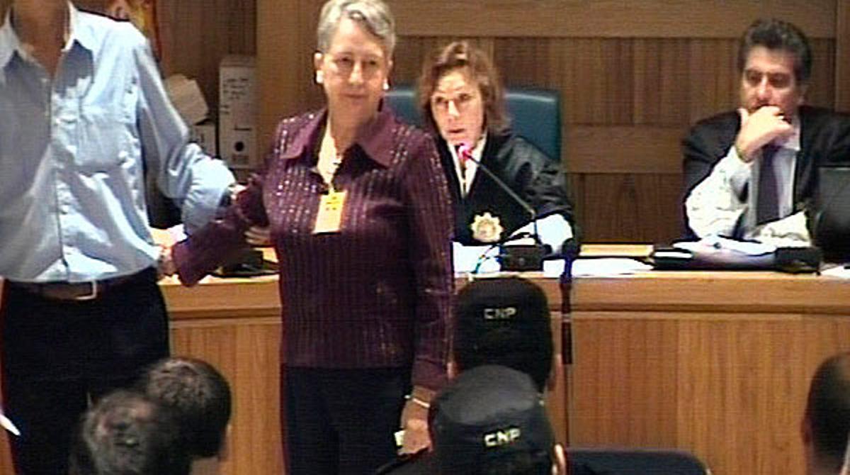 La viuda del regidor d’UPN José Javier Múgica, Adoración Zubeldia, ha dedicat una llarga mirada als acusats d’haver mort el seu marit, després de narrar el seu testimoni a l’Audiència Nacional.