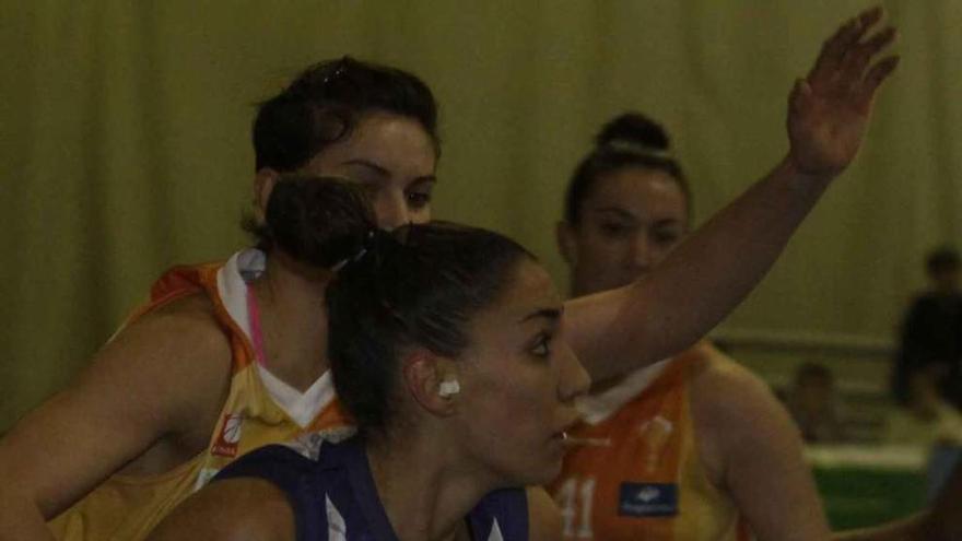 Laura Quevedo, con el balón, ante Dragana y Simpson, ayer.