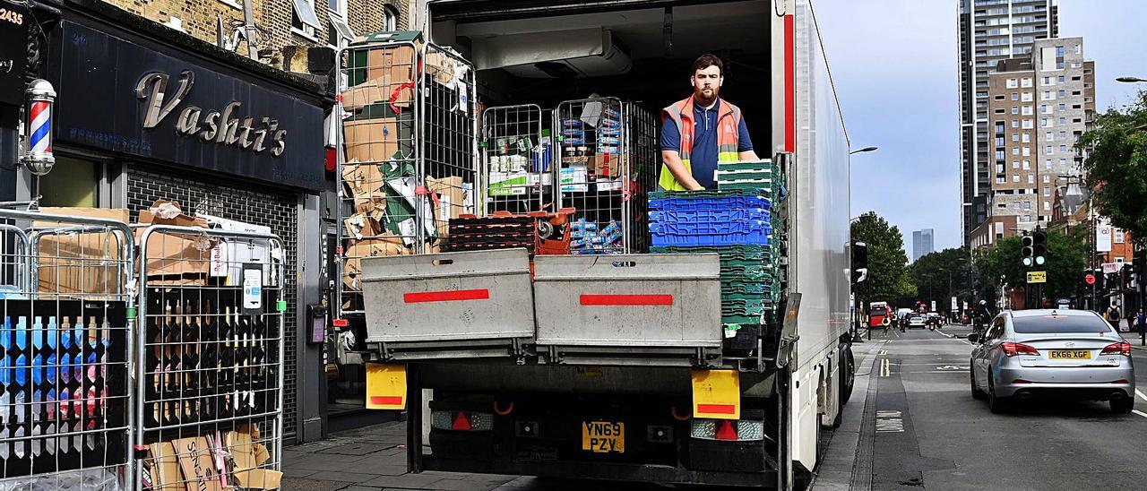 Un camión descarga mercancía en un supermercado en Londres, en plena polémica por la falta de transportistas. | | EFE