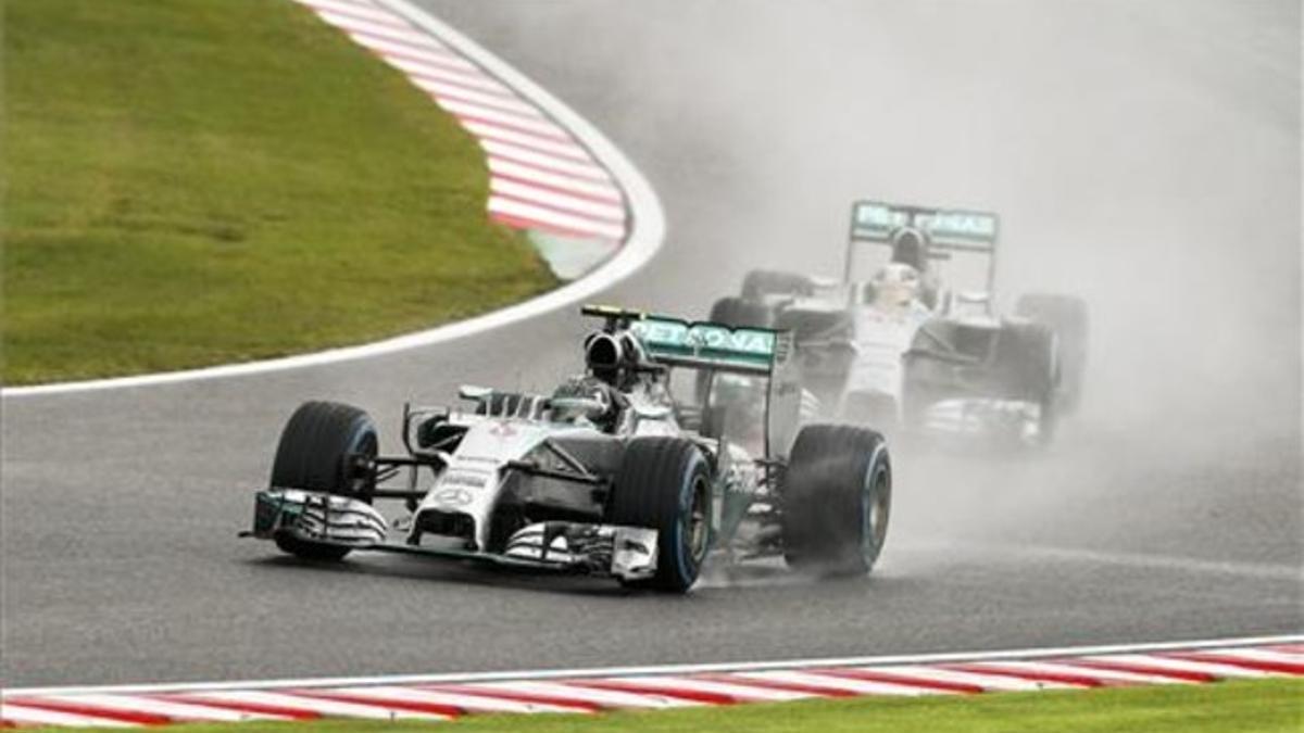 Lewis Hamilton compite con Nico Rosberg en el Gran premio de Japón.