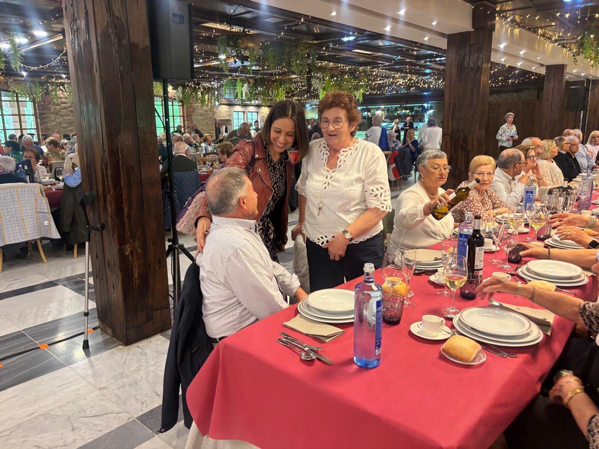 La fiesta de los pensionistas de Lugones para homenajear a su "jubilado mayor" La fiesta de los pensionistas de Lugones para homenajear a su "jubilado mayor"