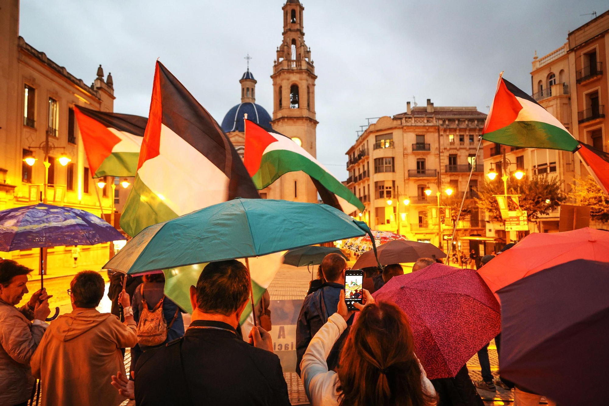 Alcoy se moviliza bajo la lluvia: concentración y marcha ciclista en apoyo al pueblo palestino