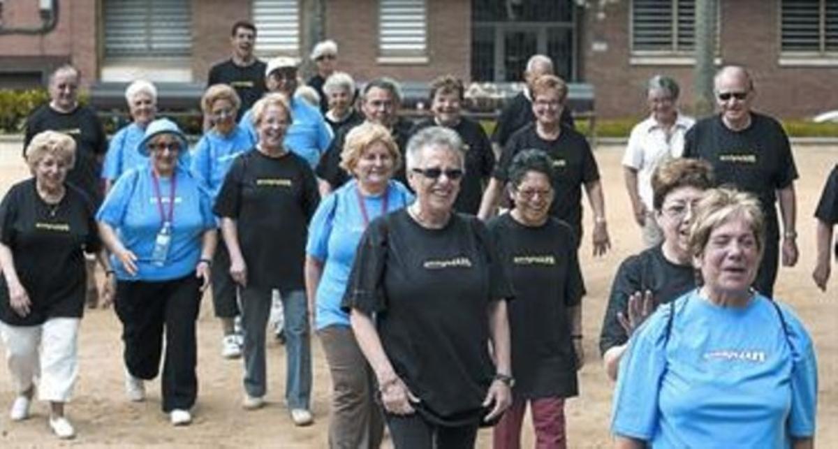 Participants en les jornades, durant una caminada popular.