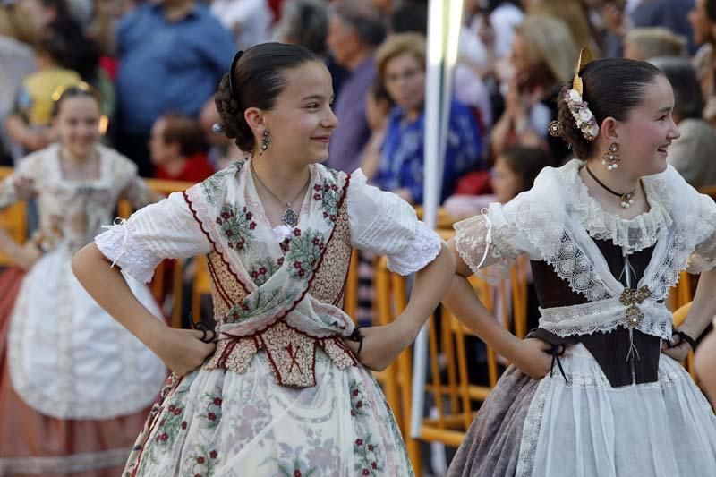 Dansà infantil en la plaza de la Virgen