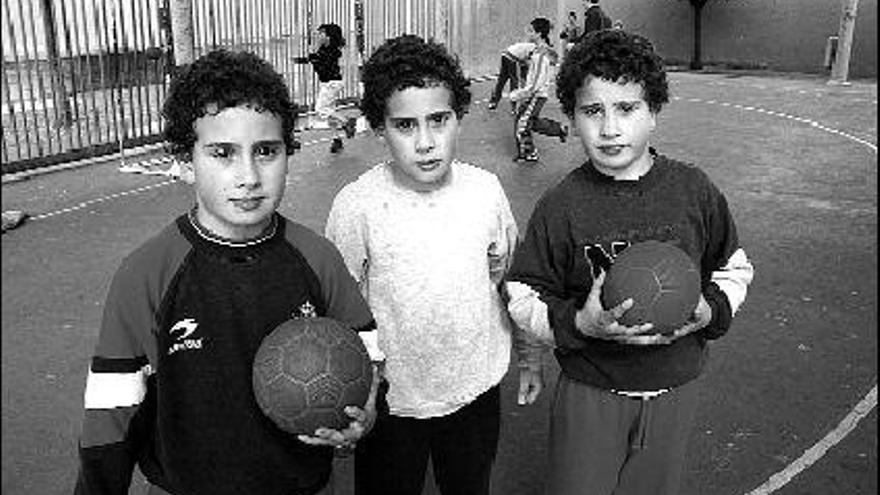 Por la izquierda, Gonzalo, Julián y Álvaro Camporro Rodríguez, en la pista cubierta del Colegio Público Laviada.