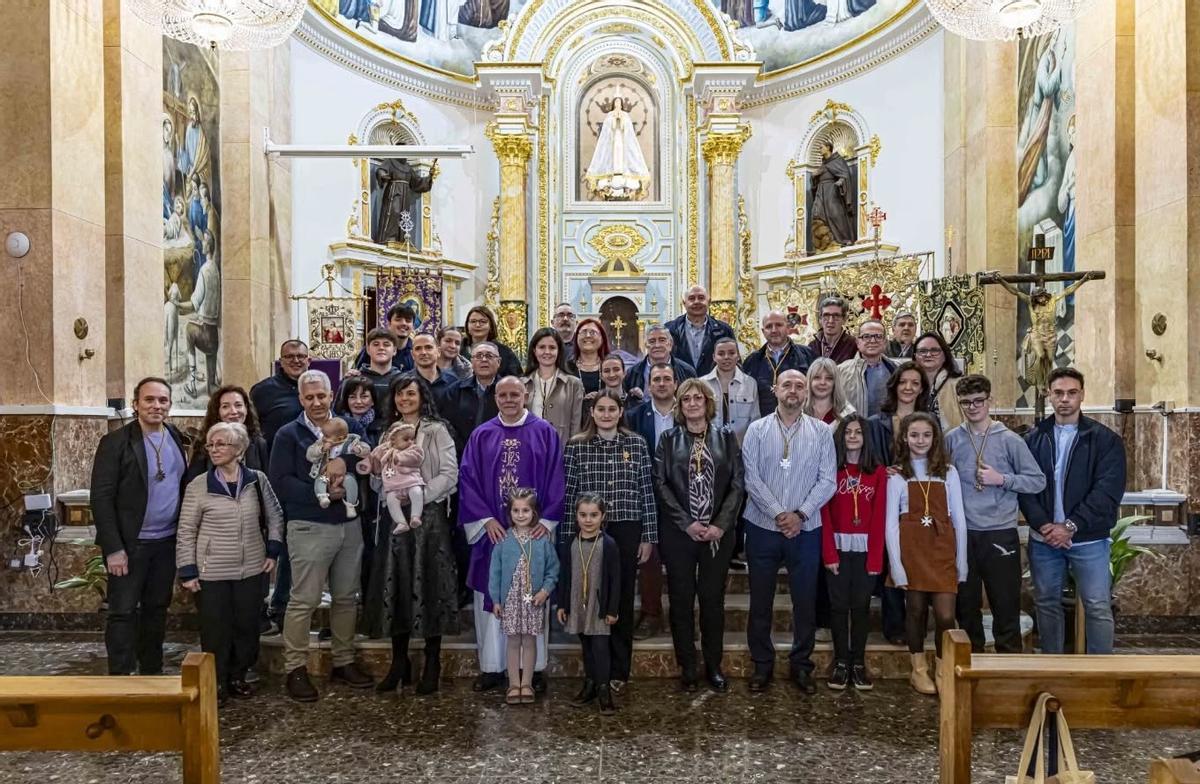 La hermandad Jesús Nazareno, que preside María José Fandos,, con los nuevos hermanos.