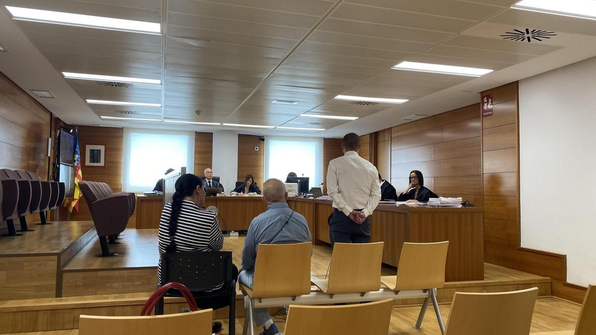 Los acusados (y una traductora), en una de las jornadas del juicio oral.
