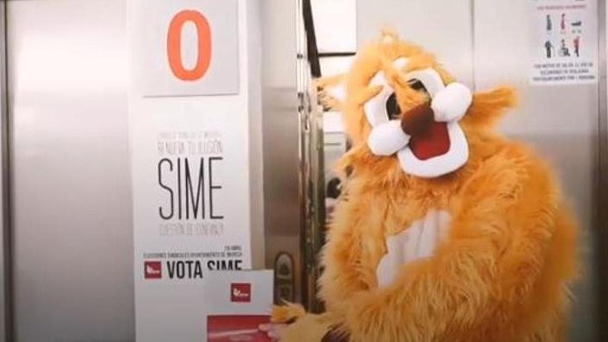 Ardi, la mascota del SIME, visita a los empleados municipales durante la campaña de las elecciones sindicales