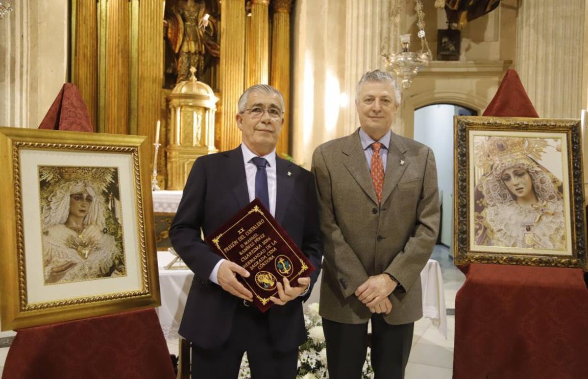 El pregonero, a la izquierda, junto al presentador, Leopoldo Tena.  | A.J. GONZÁLEZ