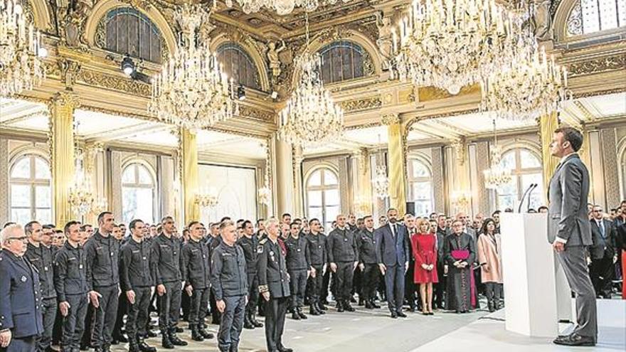 La conmoción por Notre Dame deja paso al homenaje a los bomberos