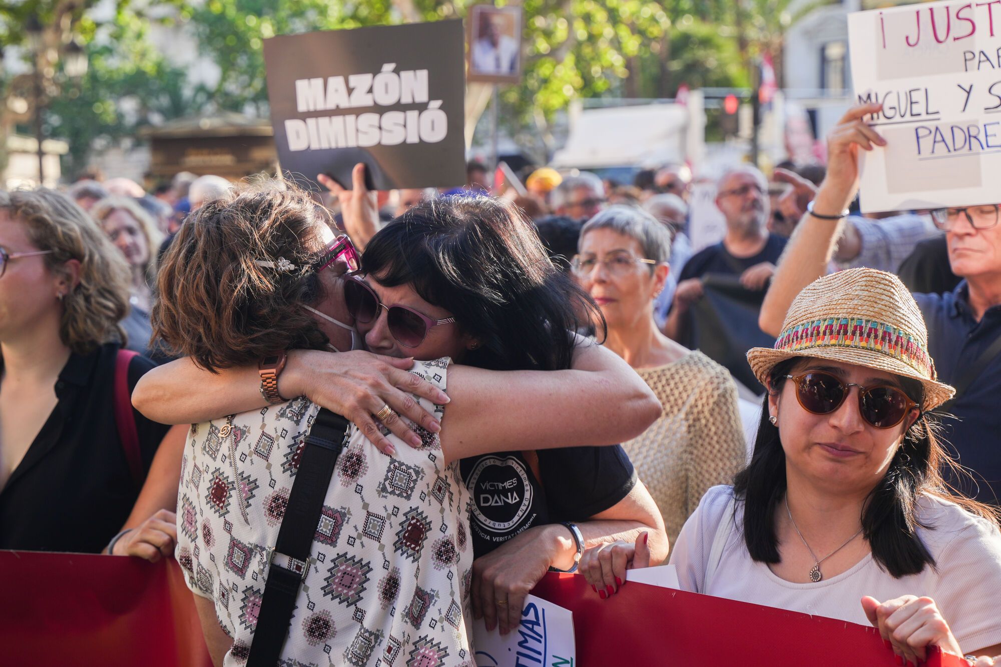 Decenas de personas durante una manifestación para pedir la dimisión de Mazón, a 29 de mayo de 2025, en Valencia, Comunidad Valenciana (España). Esta manifestación que ha salido desde la plaza del ayuntamiento, ha sido convocada por la plataforma ciudadana "Mazón Dimissió". El motivo principal es exigir la dimisión del president de la Generalitat, Carlos Mazón, por su gestión de la DANA del 29 de octubre de 2024, que dejó más de 200 víctimas mortales y miles de afectados. La protesta también reclama justicia, reparación y dignidad para las víctimas, y denuncia la falta de responsabilidad política y la mala gestión del Consell tras la catástrofe. Además, la movilización trata de servir también como homenaje a las personas fallecidas y busca visibilizar la situación de riesgo sufrida por la población trabajadora. La convocatoria cuenta con el apoyo de sindicatos, organizaciones sociales y asociaciones de afectados, y se enmarca como el colofón de una jornada intensiva de huelga en la capital valenciana. 29 MAYO 2025;MANIFESTACIÓN;DANA;DIMISIÓN;MAZÓN;GESTIÓN;PROTESTA;HUELGA;HUELGA GENERAL; Jorge Gil / Europa Press 29/05/2025. Jorge Gil;