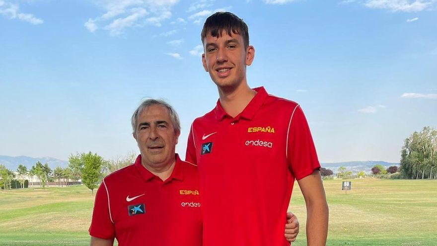 Miguel Ángel Aguayo y José Roberto Tanchyn, con la selección sub 18 de baloncesto.