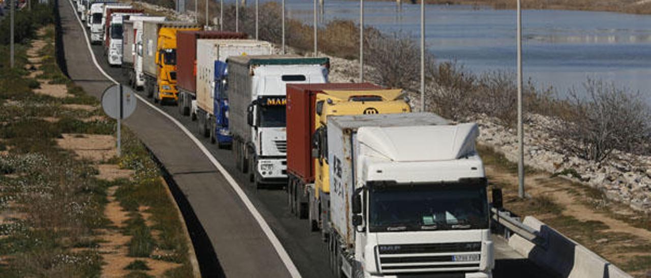 La UE amenaza con multar a España por discriminar a los pequeños transportistas