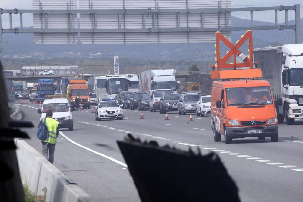 S''incendia un camió a l''AP7 a Salt i provoca cues a l''autopista