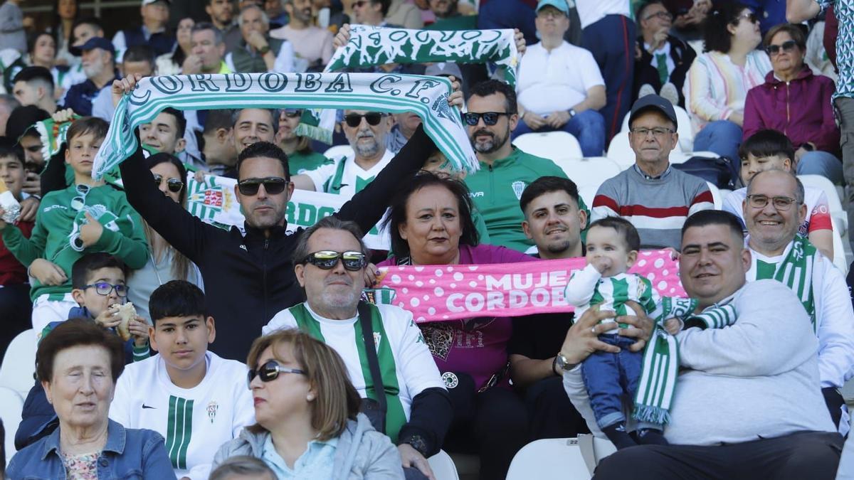 Aficionados blanquiverdes respaldan al Córdoba CF durante el choque ante el Elche.