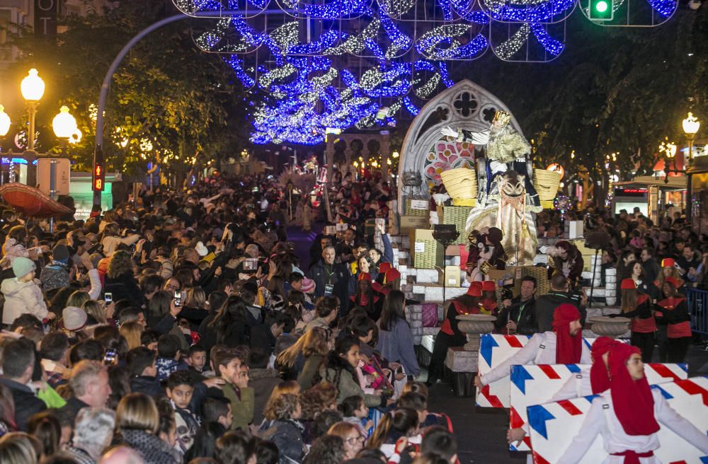 Los Reyes Magos reparten ilusión por la ciudad de Alicante.