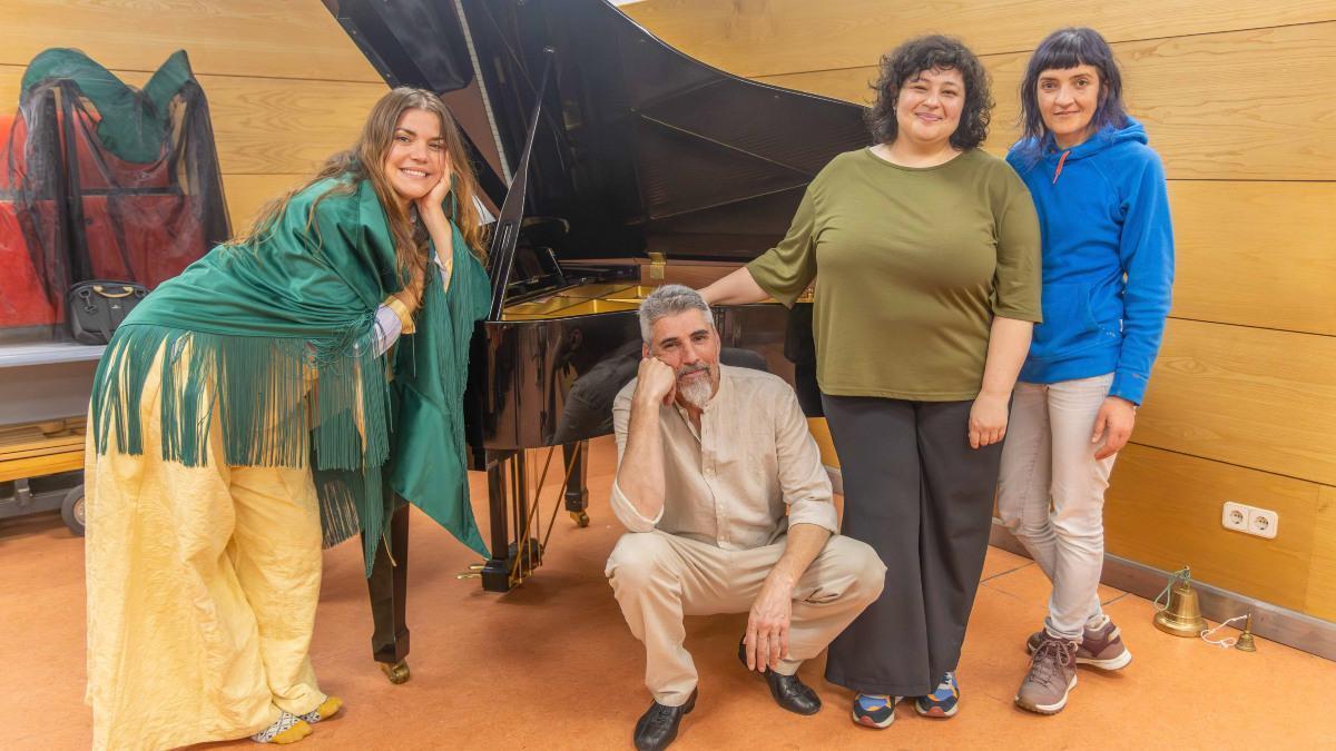 Inés Salvado, Óscar Cobos, Lorena Conde y Carolina Díguele en la pausa de un ensayo de 'Vicenta Lorca'.