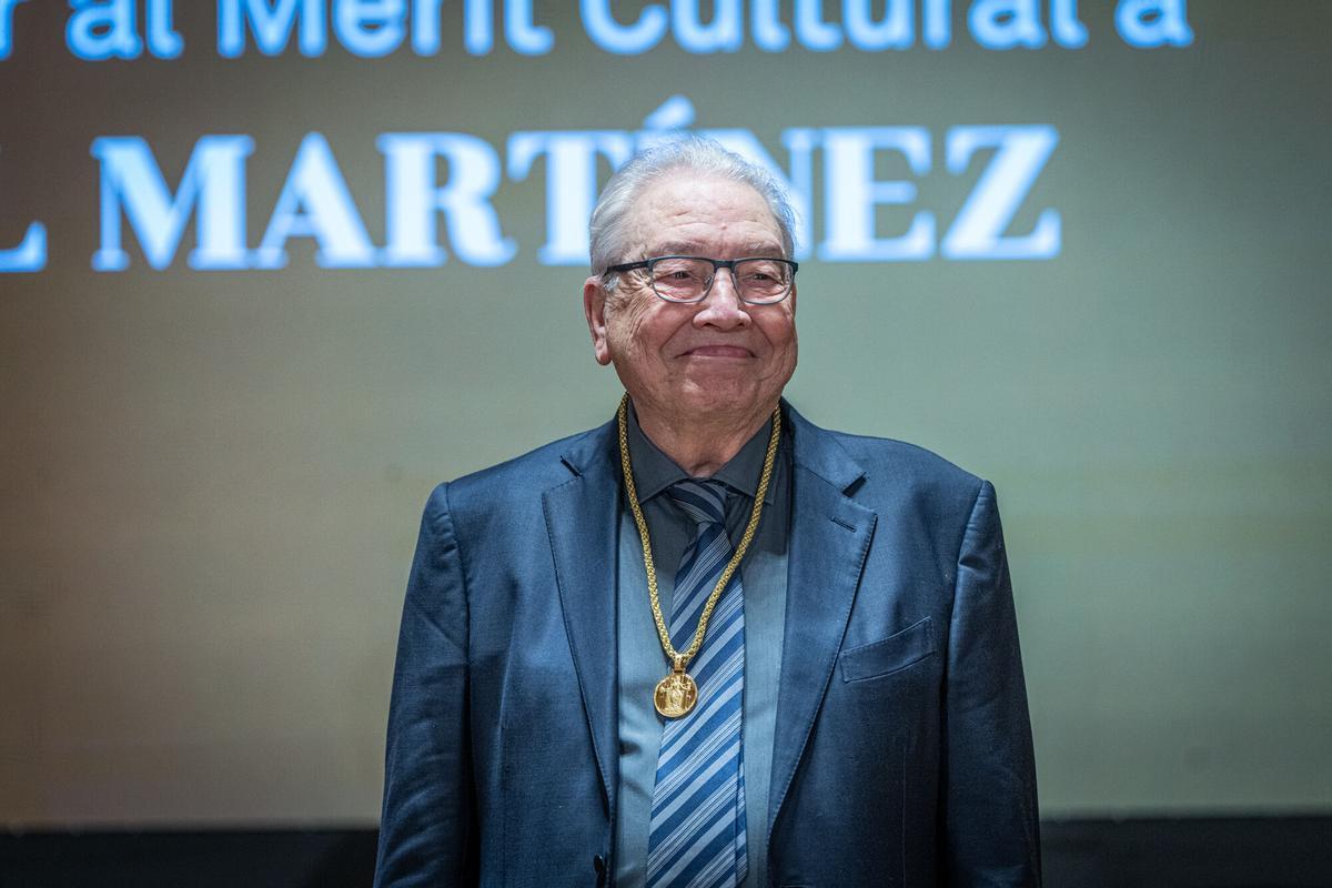 Daniel Martínez de Obregón, fundador de FOCUS, recoge la Medalla de Oro al Mérito Cultural en el Ayuntamiento de Barcelona.