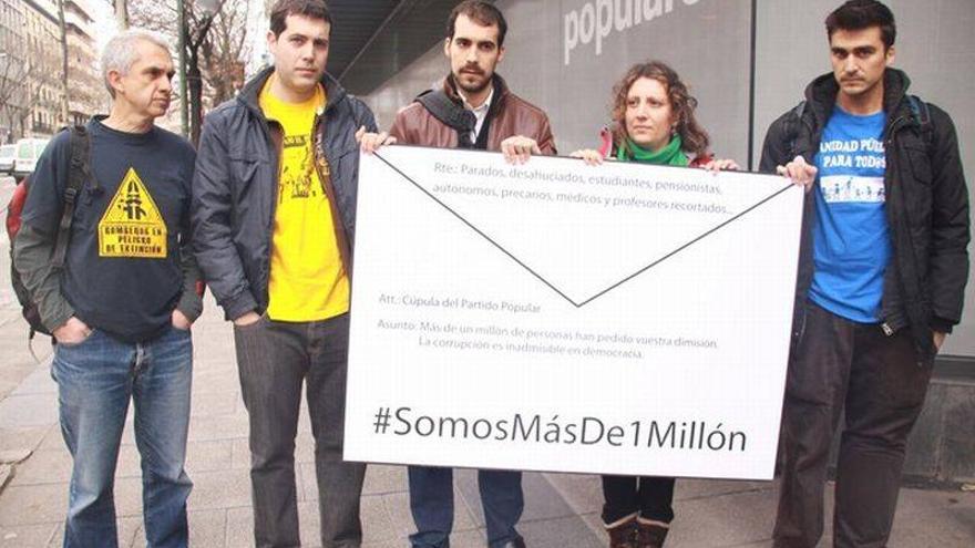 El millón de firmas que piden la dimisión del PP llegan a la sede popular