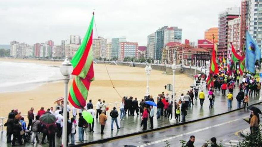 Desfile de una parte de los pendones de León por el primer tramo del Muro, ayer, bajo la lluvia.